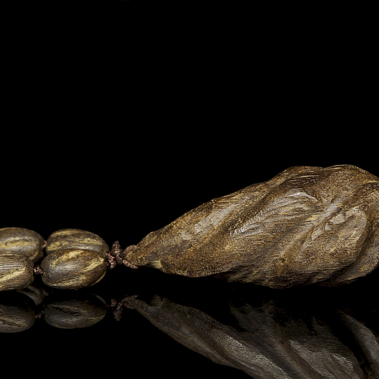 Colgante con cuentas de madera tallada, s.XX