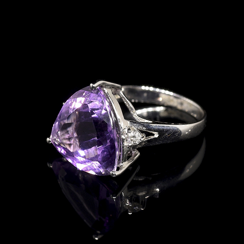 Anillo en oro blanco de 18k con amatista y diamantes