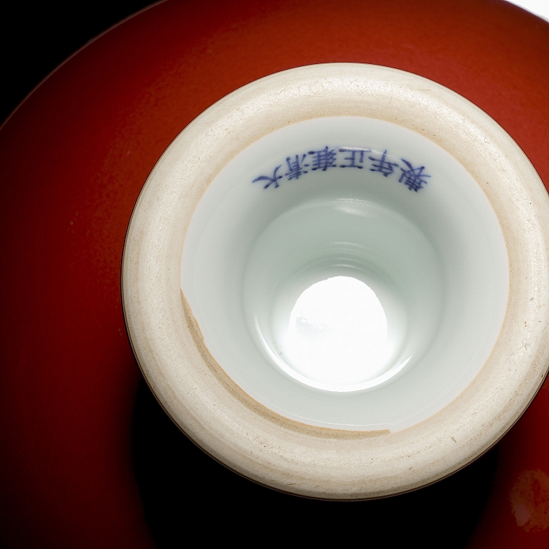 Porcelain cup with two-colour glaze, with Yongzheng mark