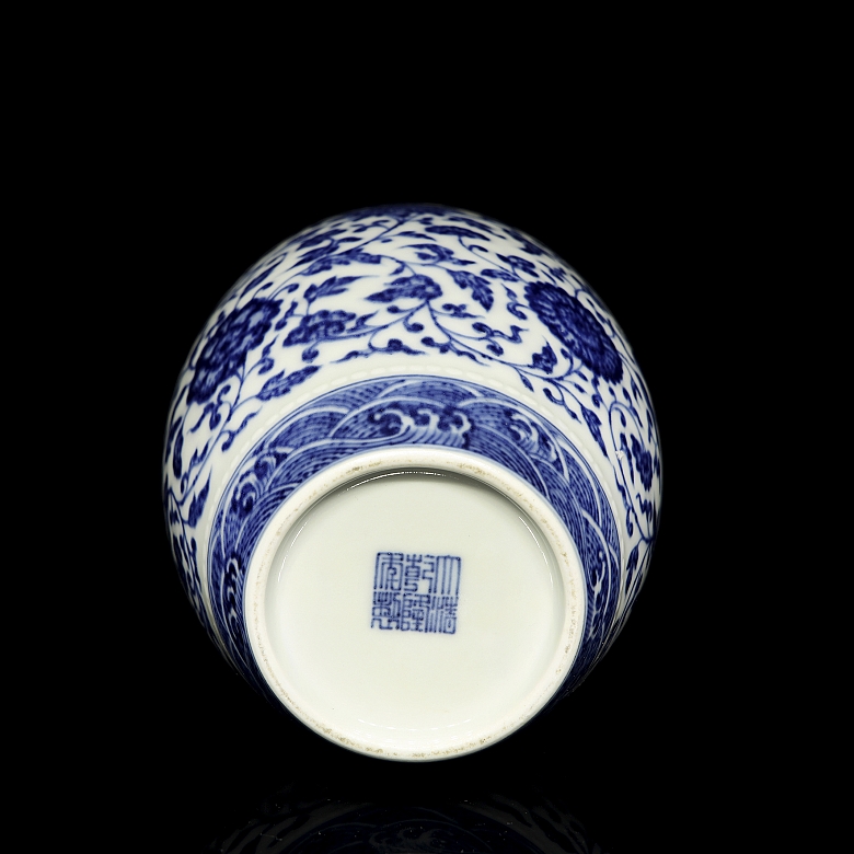 Jarrón azul y blanco con forma de barril 