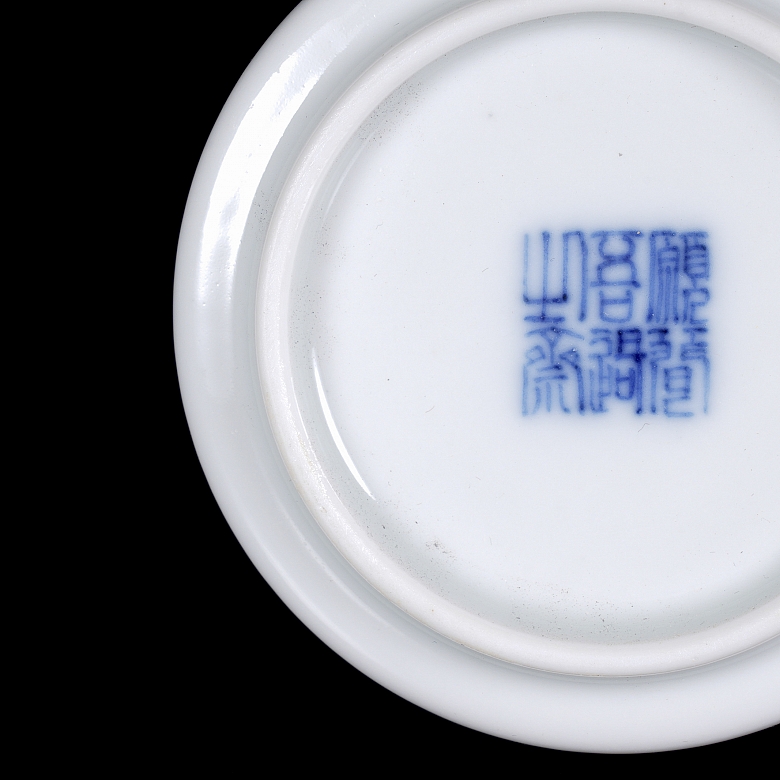 Jarrón de porcelana esmaltada en azul y blanco 