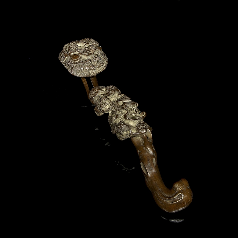 Ruyi de madera “Lingzhi”, dinastía Qing