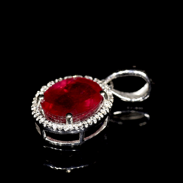Colgante de oro blanco de 18k con rubí y diamantes