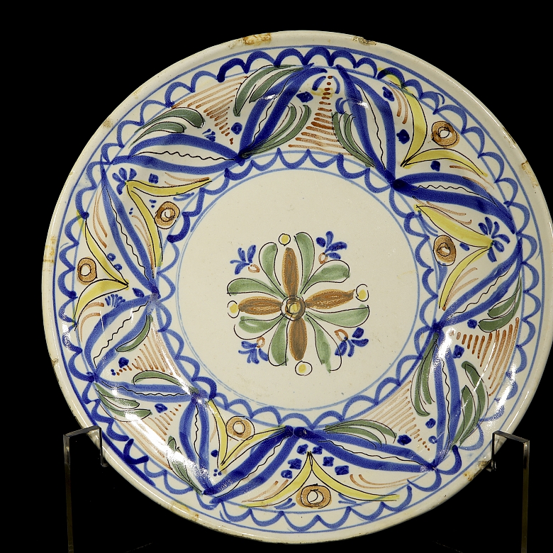 Pair of Manises ceramic dishes, 20th century - 1