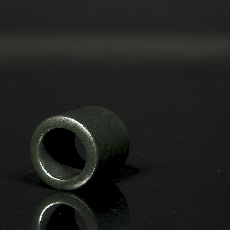 Anillo de arquero de jade verde espinaca, cultura Qijia