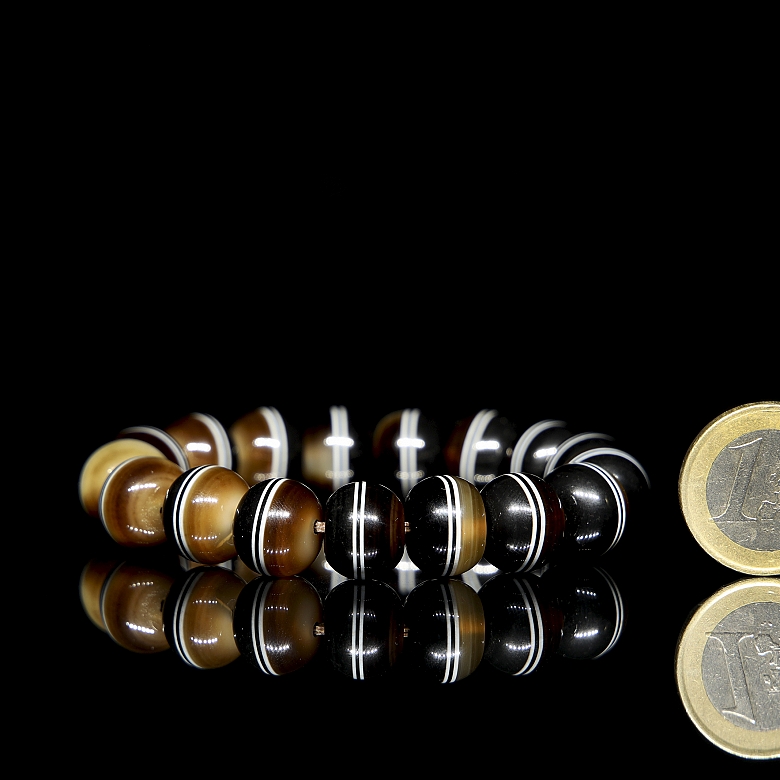 Agate bead bracelet, 20th century