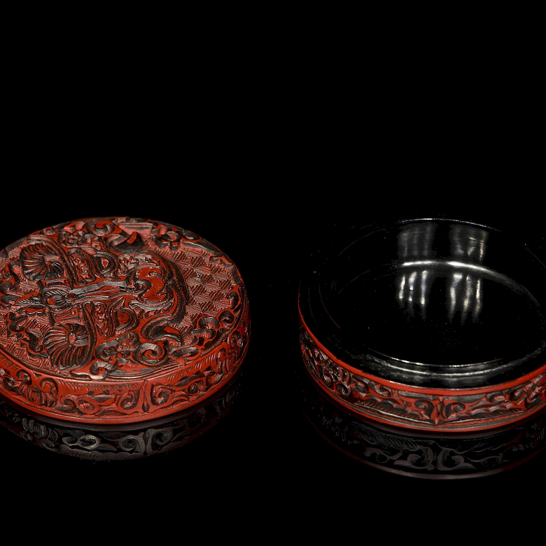 Caja de madera lacada