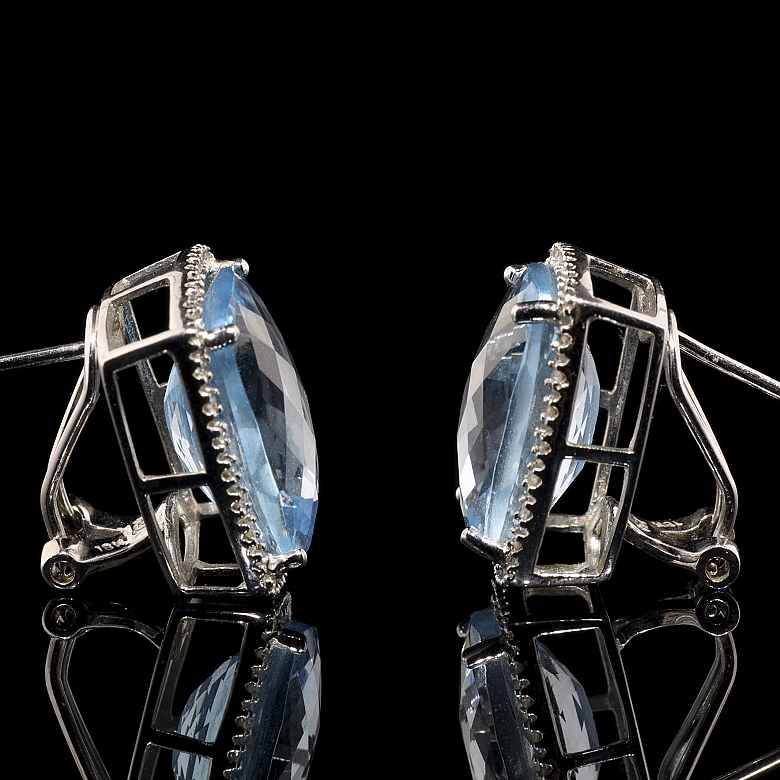 Pendientes en oro blanco de 18k, topacios y diamantes