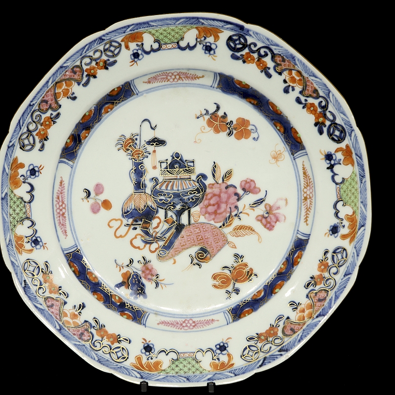 Imari-style porcelain dish ‘Auspicious Emblems’, Qing dynasty - 1
