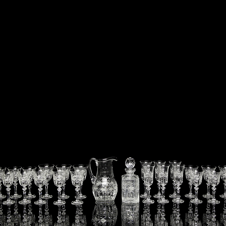 Versailles Fine Porcelain “Complete Tableware Set,” 20th century - 9