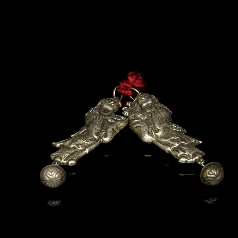 Pair of silver-plated metal ‘Characters’ pendants, Qing dynasty - 3