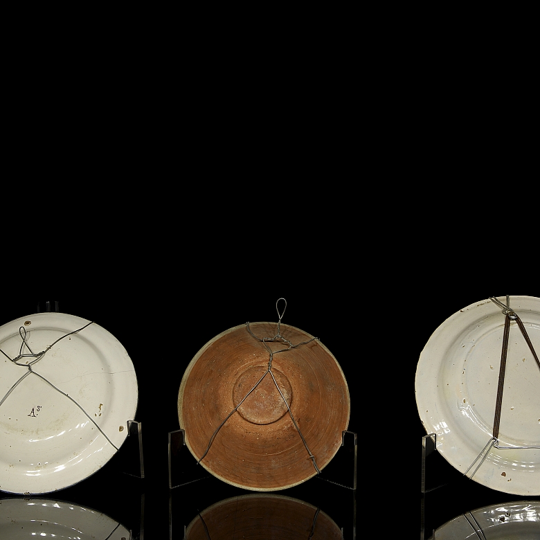 三件彩釉陶瓷盘，20世纪 - 5