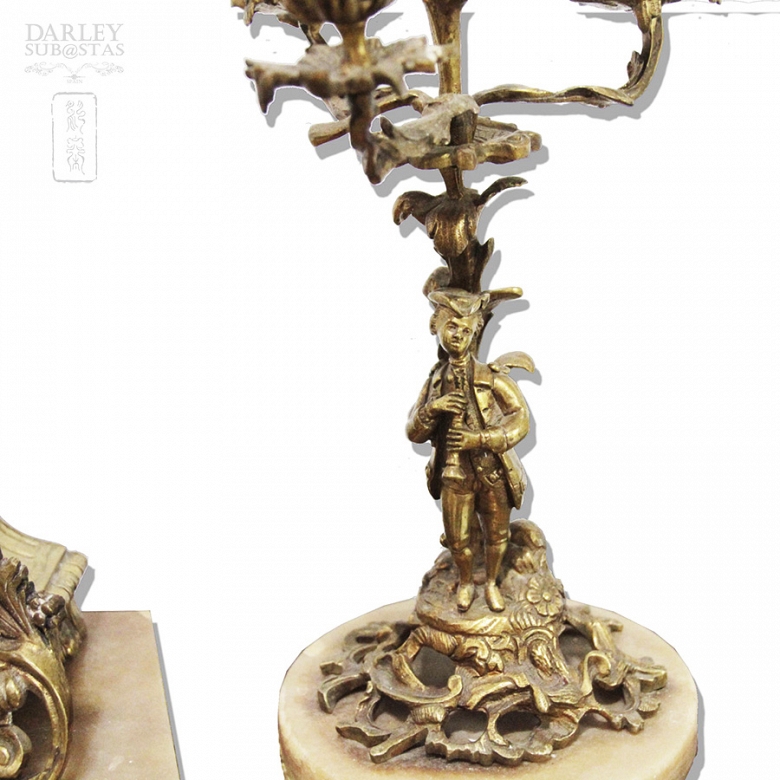 Reloj sobremesa y candelabros - 6