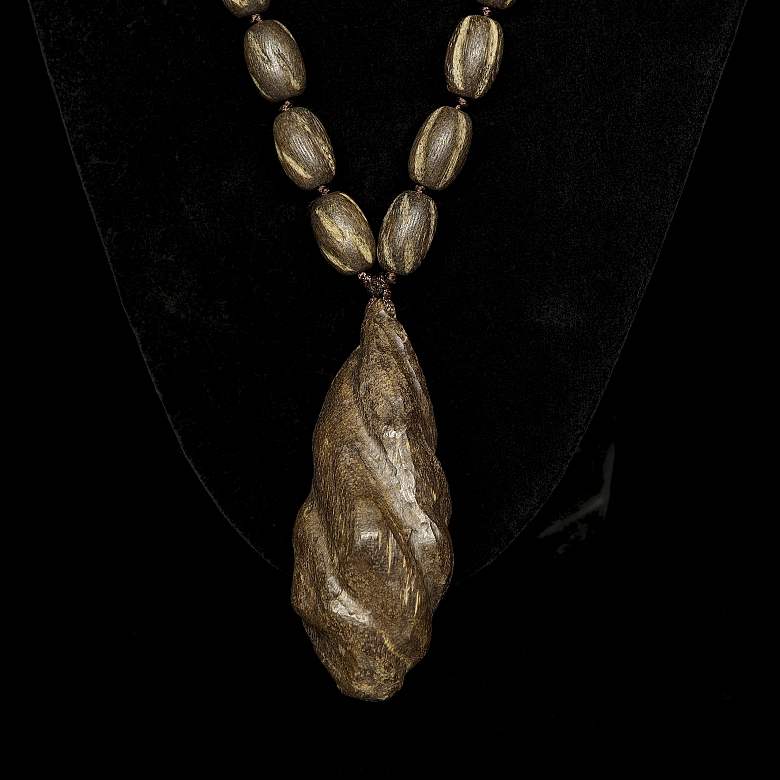 Colgante con cuentas de madera tallada, s.XX