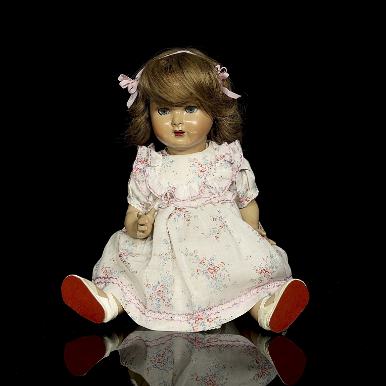 Muñeca clásica Mariquita Pérez en cartón piedra, con vestido floral, España, c. 1945-1952