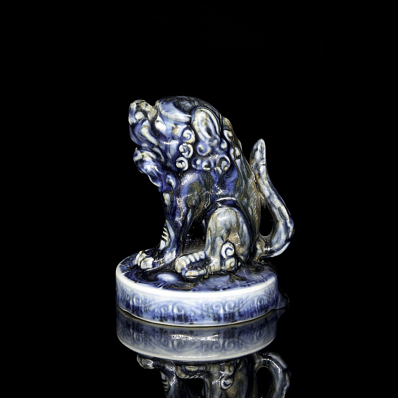 Figura de porcelana azul y blanca 