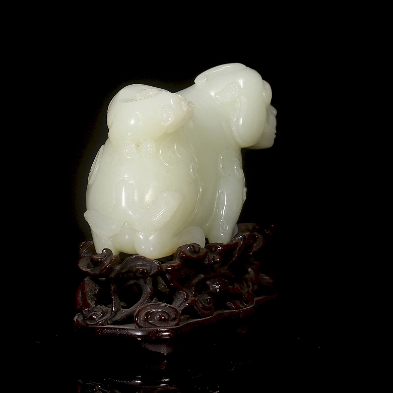 Hetian jade figure “Beast with Cub,” Qing dynasty