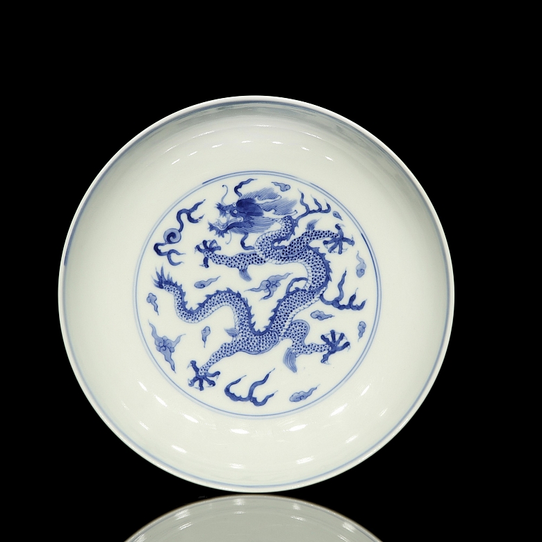 Plato de porcelana azul y blanco 