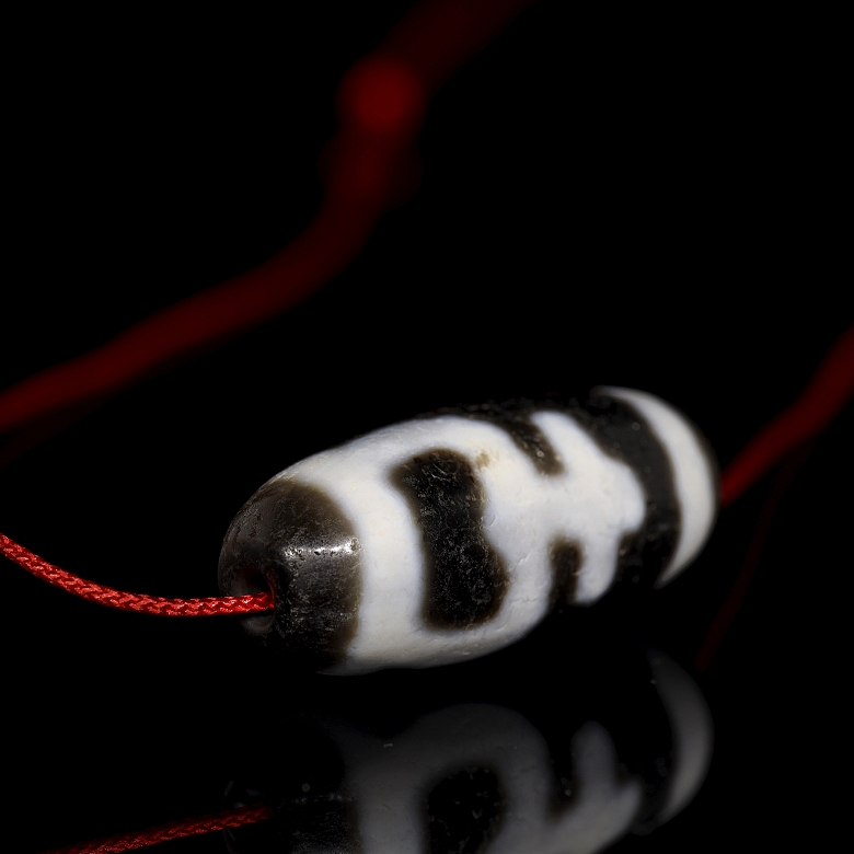 Two-color carved agate Dzi bead, Tang dynasty