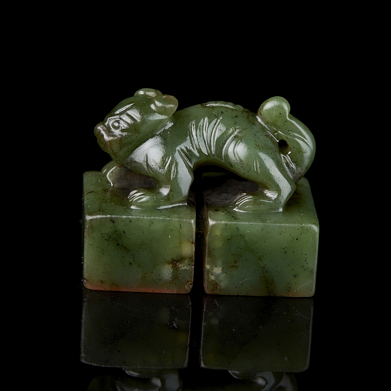 Sello doble de jade verde espinaca “Animal mítico”, dinastía Qing