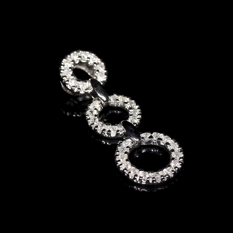 Colgante de oro blanco de 18K con diamantes