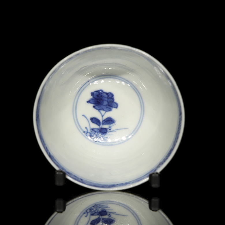 Taza de porcelana con vidriado azul y blanco