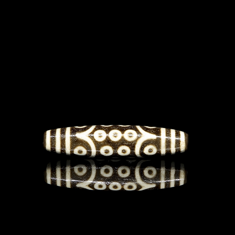 Antigua cuenta de ágata tallada