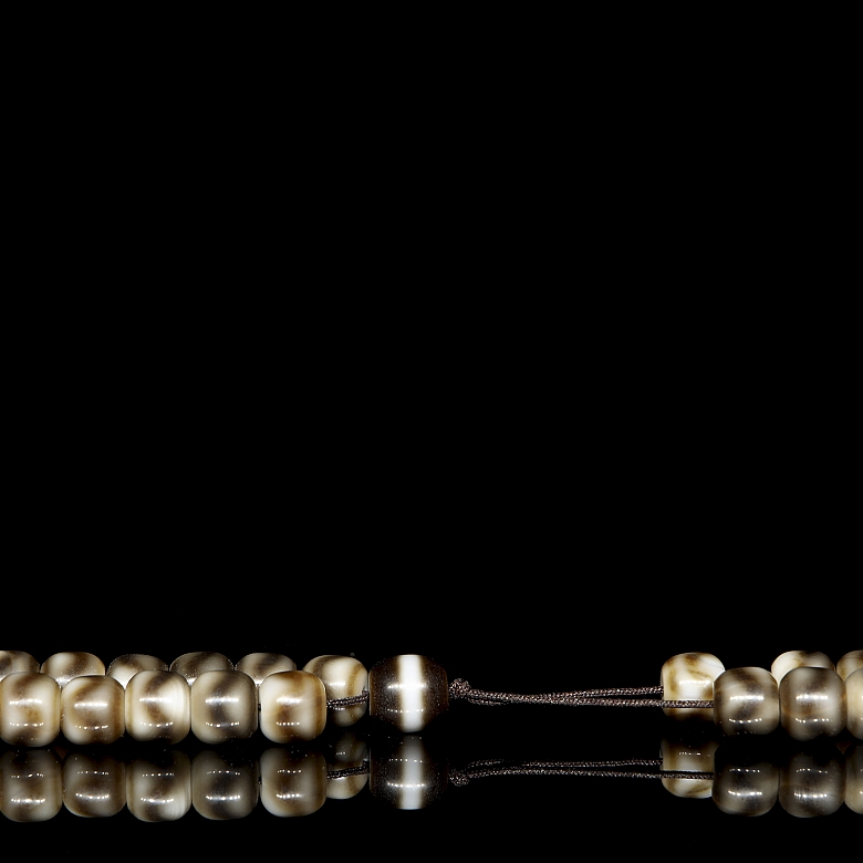 ‘Mala’ necklace with agate beads, Tang style