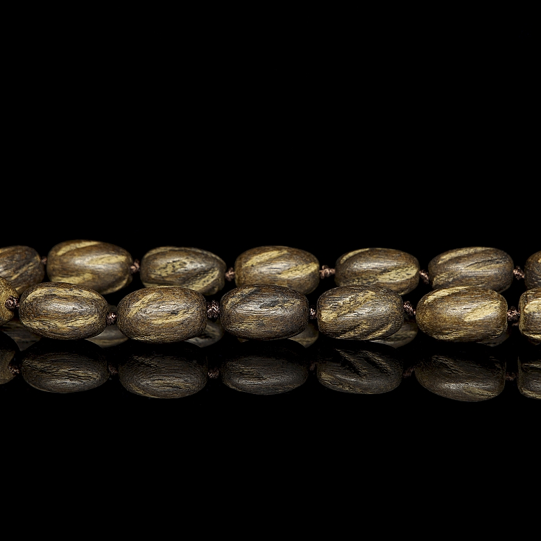 Colgante con cuentas de madera tallada, s.XX