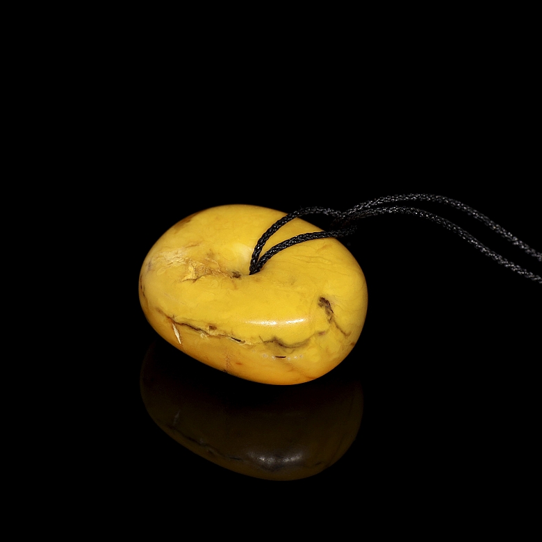 Circular amber bead, Tibet, Qing dynasty