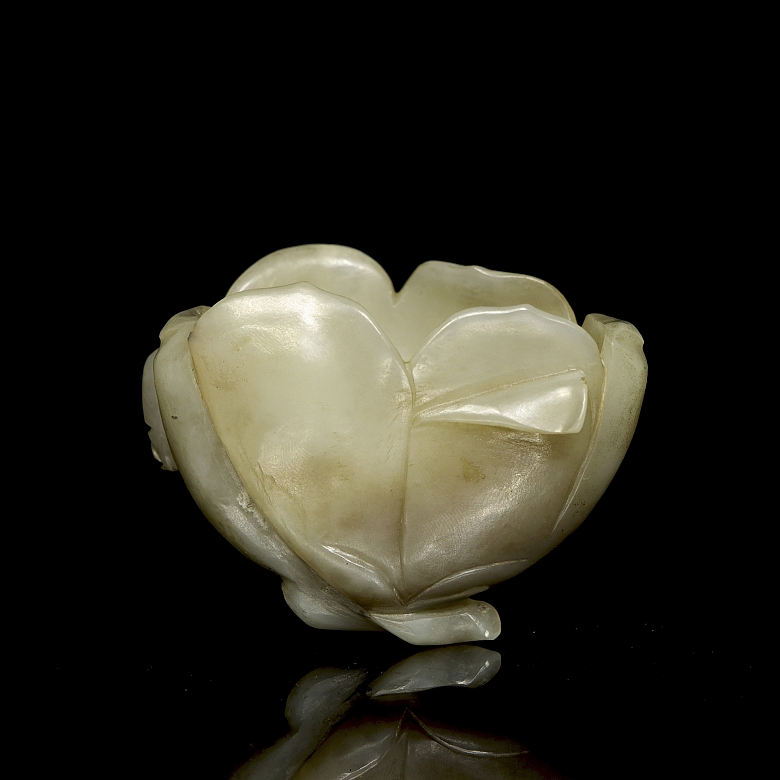 Recipiente de jade tallado