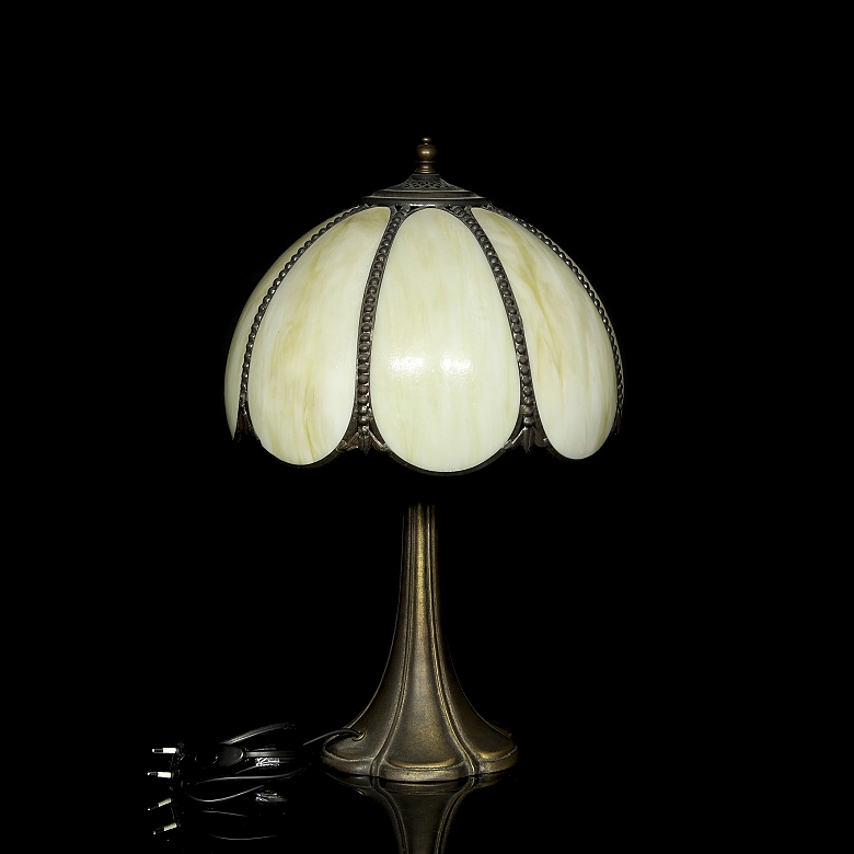 Tiffany-style table lamp, 20th century