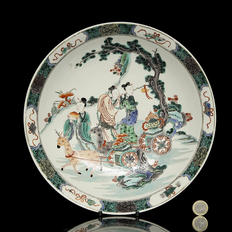 Famille verte porcelain plate, ‘Court scene’, with Kangxi mark - 6