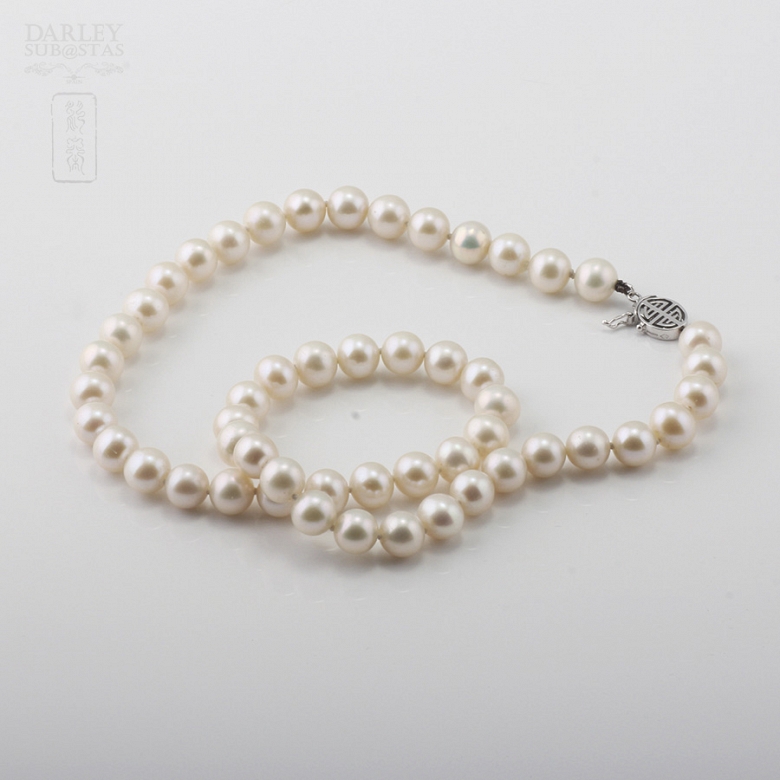 Collar de Perlas blancas  con cierre  de oro blanco