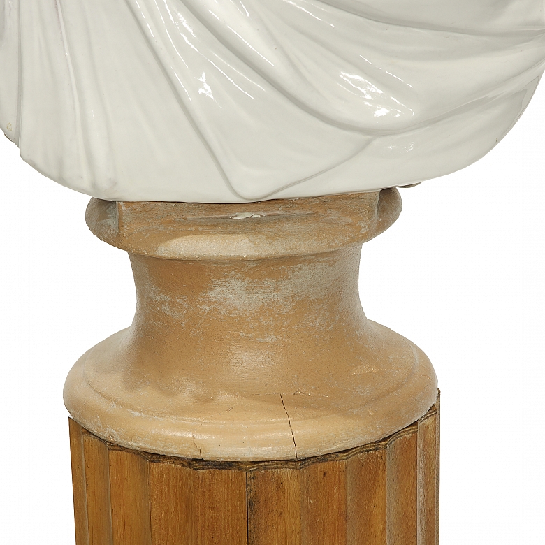 Busto sobre pedestal 