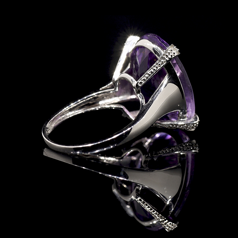 Anillo de oro blanco 18 kt con amatista y diamantes - 4