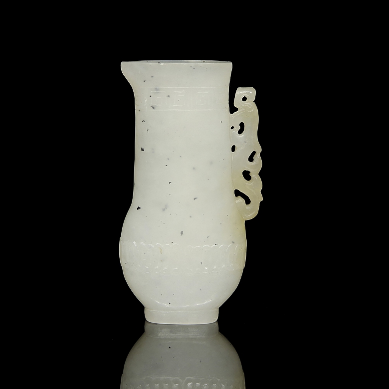 Pequeño jarrón de jade blanco, dinastía Qing