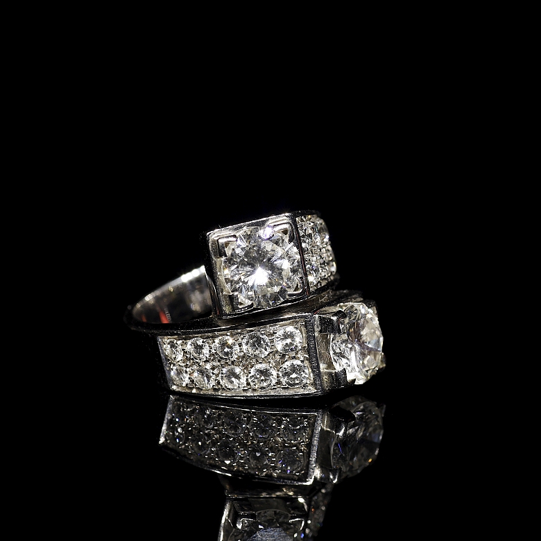 Sortija de oro blanco de 18 kt con dobles brillantes