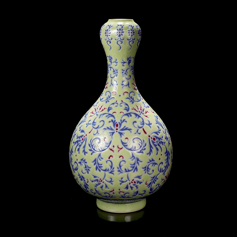 Jarrón de porcelana con esmalte familia rosa 