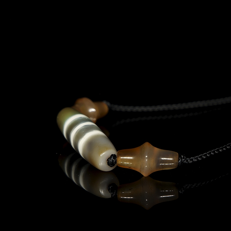 Collar de cuentas de ágata y Dzi, dinastía Liao