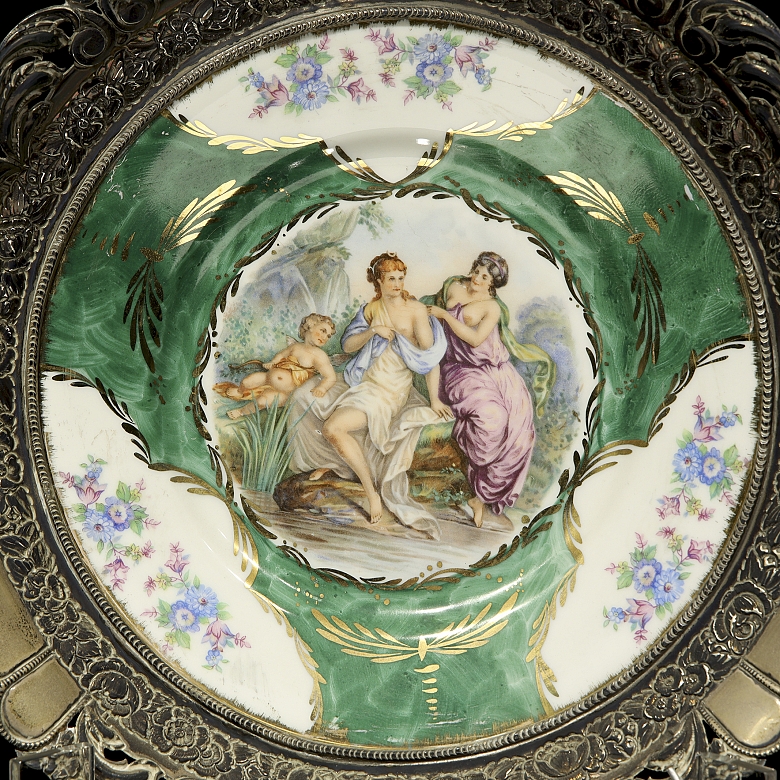 Plato ornamental de porcelana esmaltada y montura de plata, s.XIX-XX