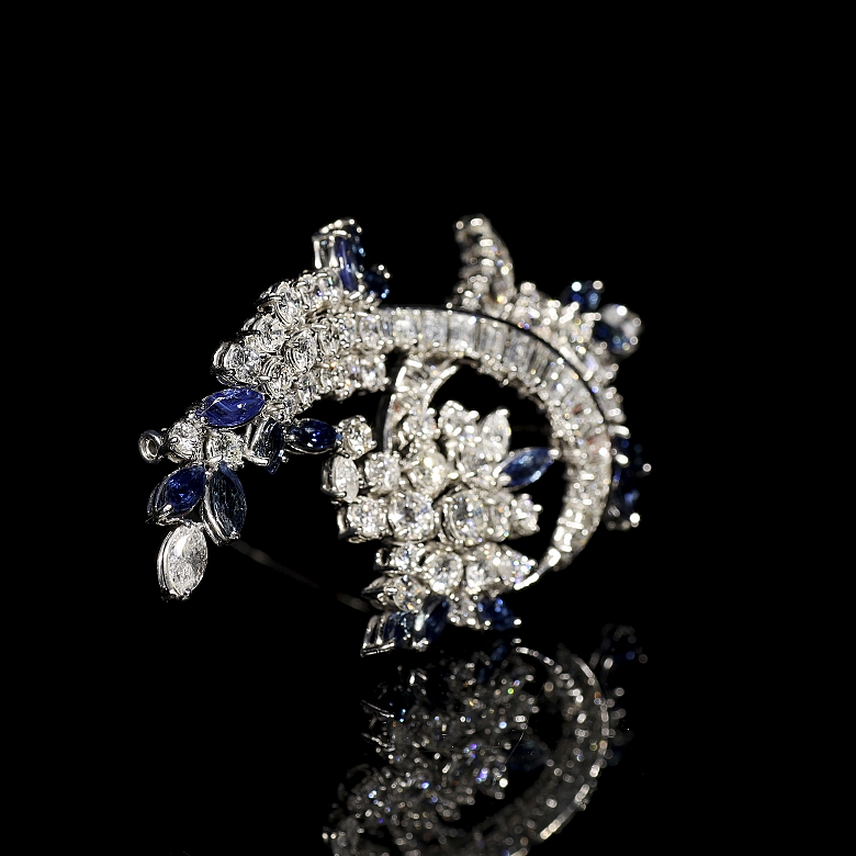 Broche con zafiros y diamantes en oro blanco de 18 kt
