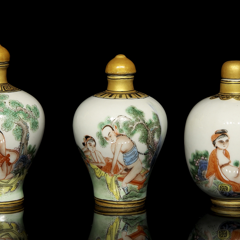 Ocho botellas de rapé esmaltadas 