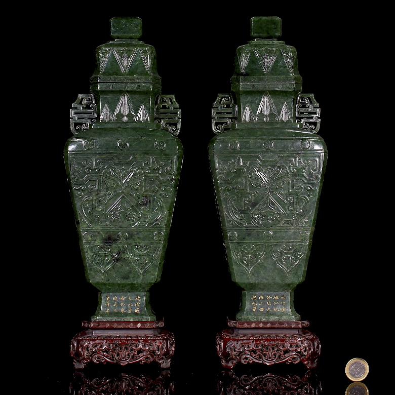 Pareja de jarrones de jade verde espinaca, con sello Qianlong