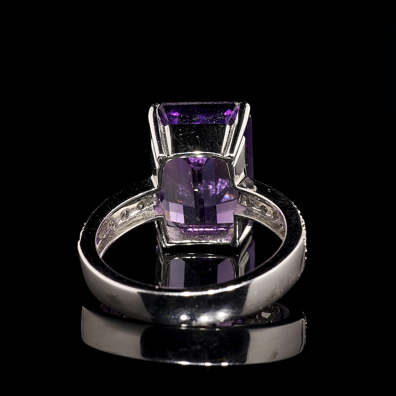 Anillo de oro blanco de 18k con amatista y diamantes