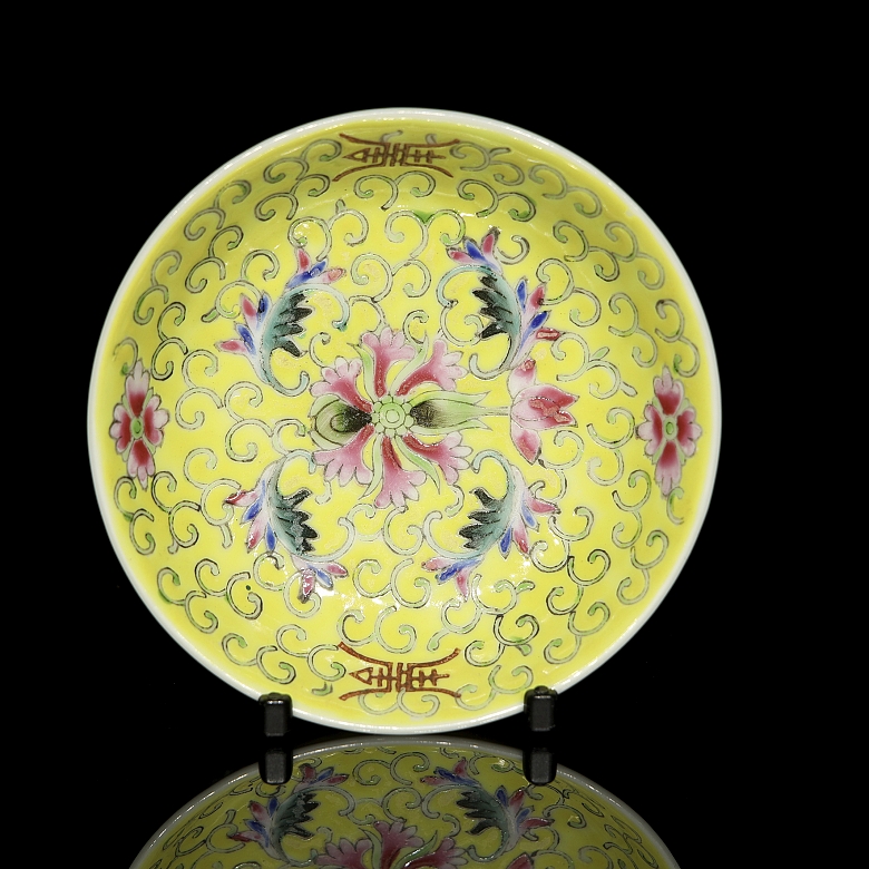 Tres platos de porcelana esmaltada