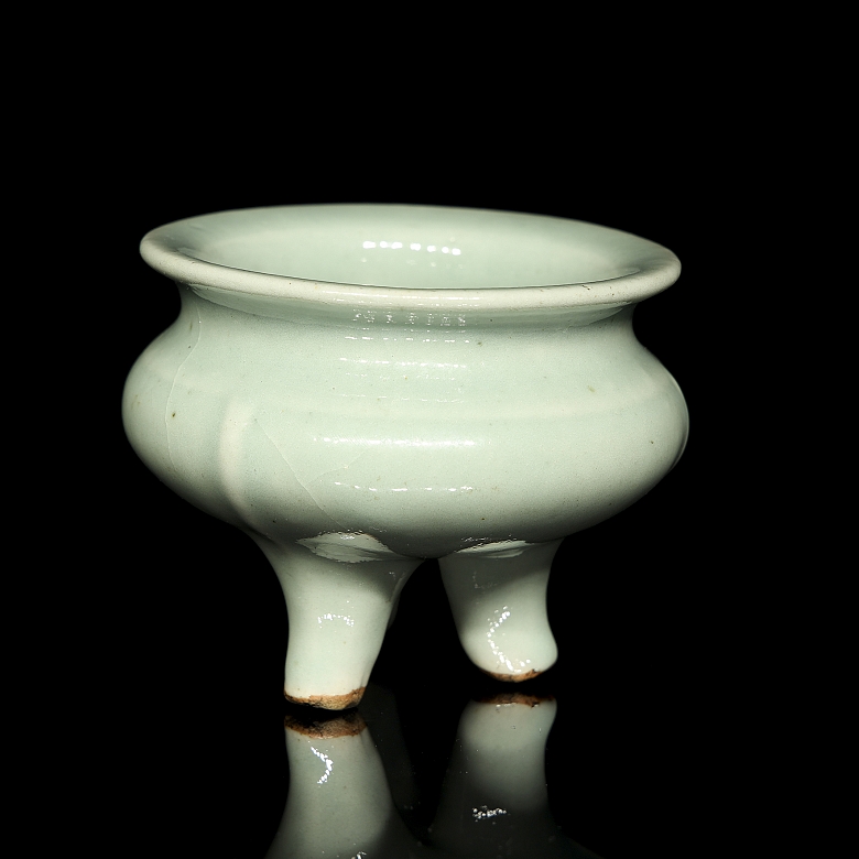 Incensario trípode de cerámica celadon, Longquan, dinastía Ming