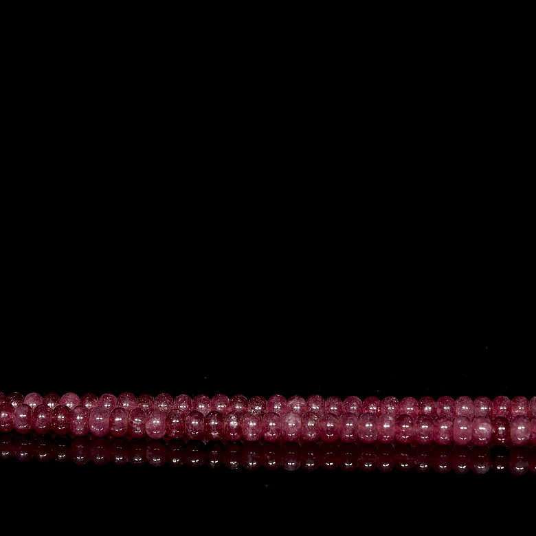 Collar largo de cuentas de rubí