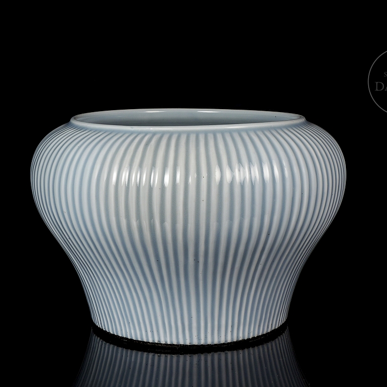 Vasija de porcelana con esmalte celeste, dinastía Qing