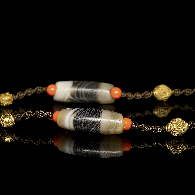 Necklace with agate and gilded bronze Dizi beads, Tibet, 15th century